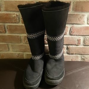 Authentic UUG boots, black, size 8.